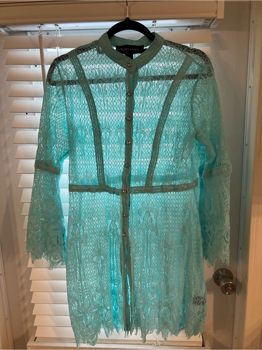 Colleen Lopez Turquoise Lace Button-Front Tunic and bell sleeves Sz Medium